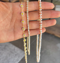 Load image into Gallery viewer, White Daisy Choker

